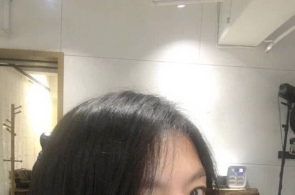 乘客乘主动扶梯遽然摔倒 迫切合头，她摁下“急停键”